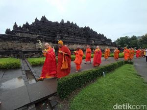 Umat Buddha Ikuti Magha Puja di Candi Borobudur di Bawah Guyuran Hujan