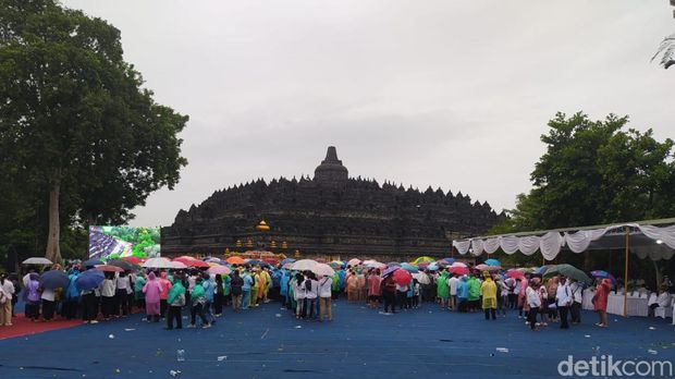 Umat Buddha mengikuti Magha Puja di pelataran Candi Borobudur, Magelang, Sabtu (9/3/2024).