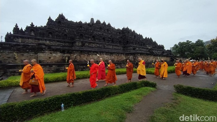 Jelajahi Candi Borobudur saat Hari Raya Waisak 2568 BE: Jam Operasional Khusus