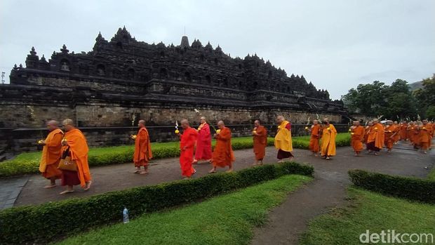 Umat Buddha mengikuti Magha Puja di pelataran Candi Borobudur, Magelang, Sabtu (9/3/2024).