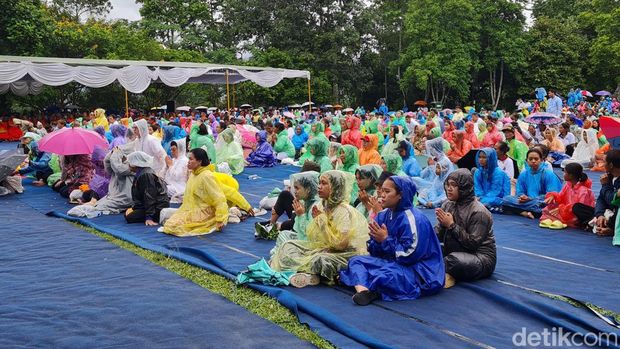 Umat Buddha mengikuti Magha Puja di pelataran Candi Borobudur, Magelang, Sabtu (9/3/2024).