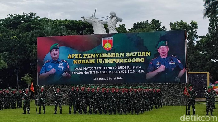 Upacara serah terima satuan di Lapangan Kodam IV/Diponegoro, Semarang, Sabtu (9/3/2024). Penyerahan dari Mayjen Tandyo Budi Revita yang menjadi Wakasad kepada Pangdam yang baru, Mayjen Deddy Suryadi.