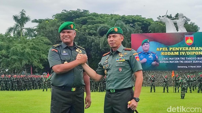 Upacara serah terima satuan di Lapangan Kodam IV/Diponegoro, Semarang, Sabtu (9/3/2024). Penyerahan dari Mayjen Tandyo Budi Revita yang menjadi Wakasad kepada Pangdam yang baru, Mayjen Deddy Suryadi.