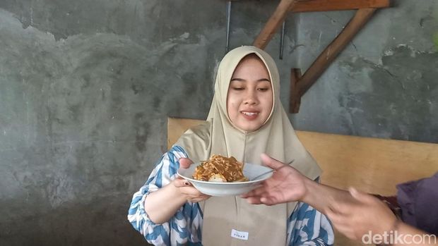 Viral penjual rujak di Sampang mirip Selvi Ananda