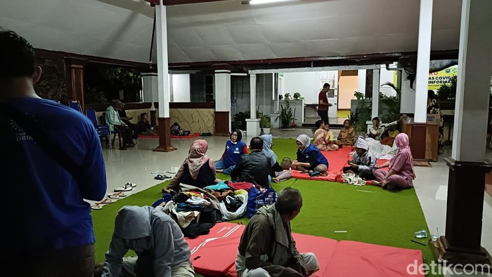 Warga mengungsi setelah Dringu Probolinggo diterjang banjir