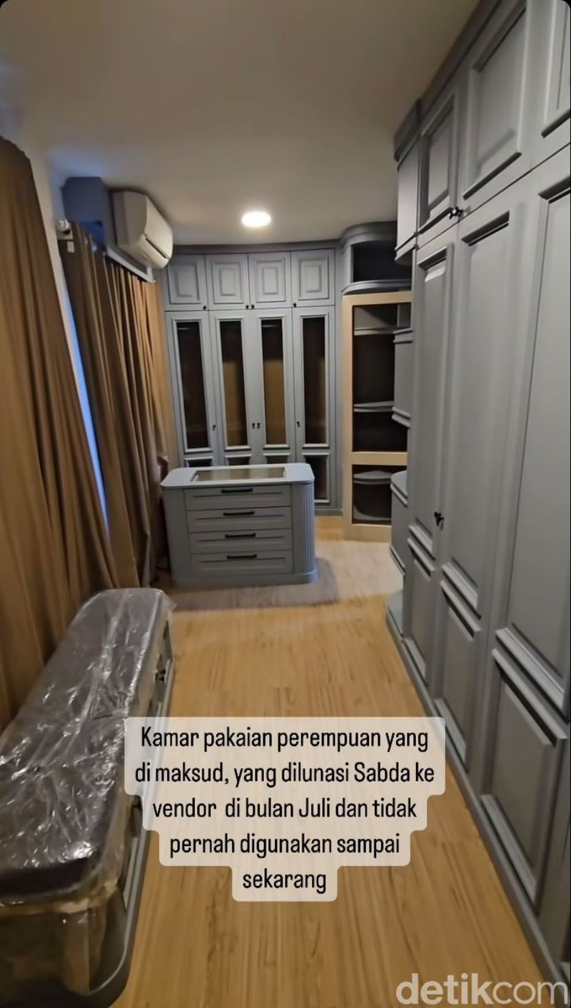 Wardrobe room Wulan Gurino di rumah Sabda Ahessa.