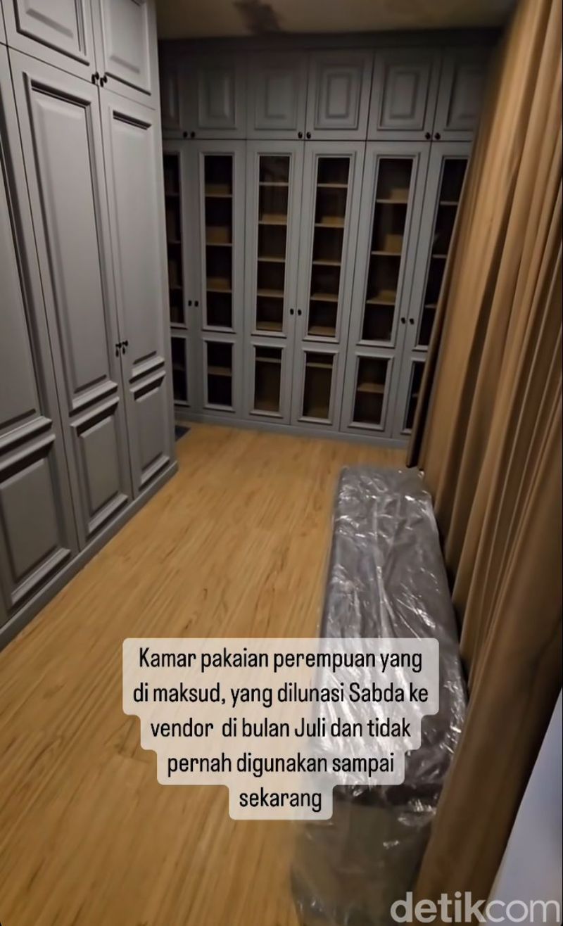 Wardrobe room Wulan Gurino di rumah Sabda Ahessa.