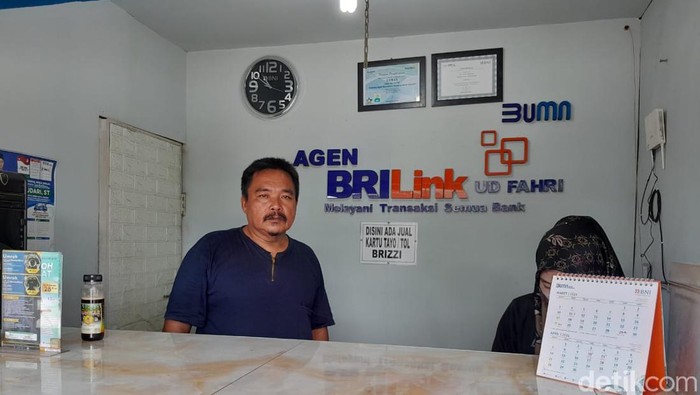 Agen BRILink yang punya 4 cabang, Usman (kiri). (Andika Syahputra/detikcom)