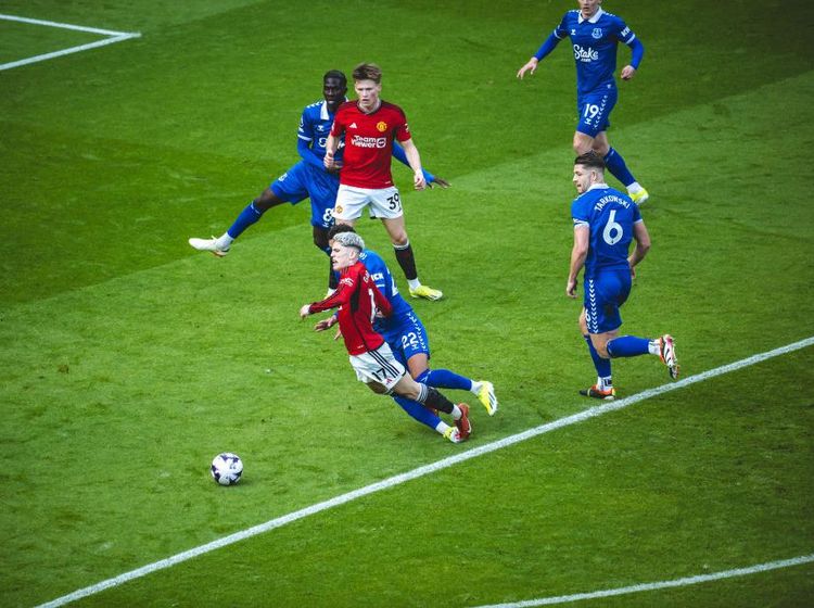 Potret Garnacho Pamer Aksi Menawan, Terhenti oleh Pelanggaran Lawan