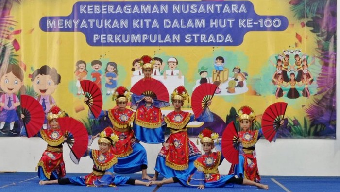 Sejumlah siswi Sekolah Dasar Strada Bhakti Wiyata 2 mengikuti lomba Akademi/Non-Akademik dalam rangka HUT Strada ke-100 di gedung Perkumpulan Strada Pusat, Jakarta (9/3/2024).
