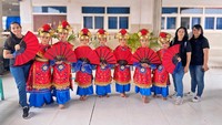Para siswi yang mengikuti lomba tari dilatih oleh Etik Hartini dan dua guru pendamping yaitu Luna Marina serta Veronika Rini.