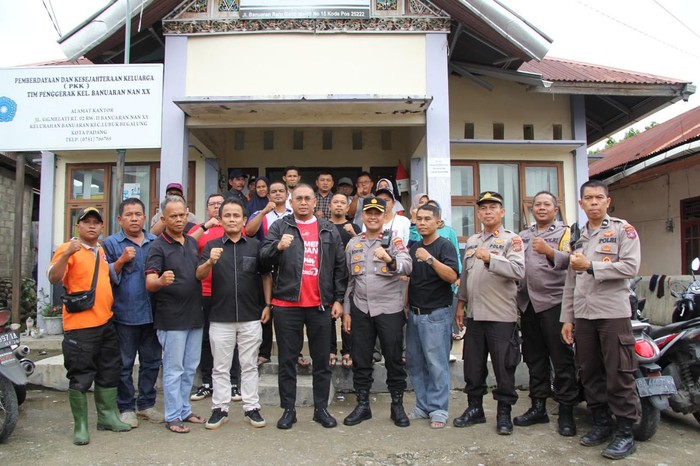 Andre Rosiade Bantu 10 Korban Terdampak Banjir Besar di Padang
