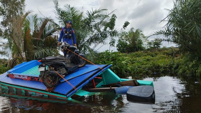 Anggota Polairud Sungai Baung mengevaluasi speedboat dan penumpang.