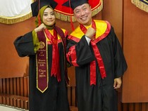 Inspiratif! Ayah dan Anak Ini Kompak Lulus UI Bersamaan