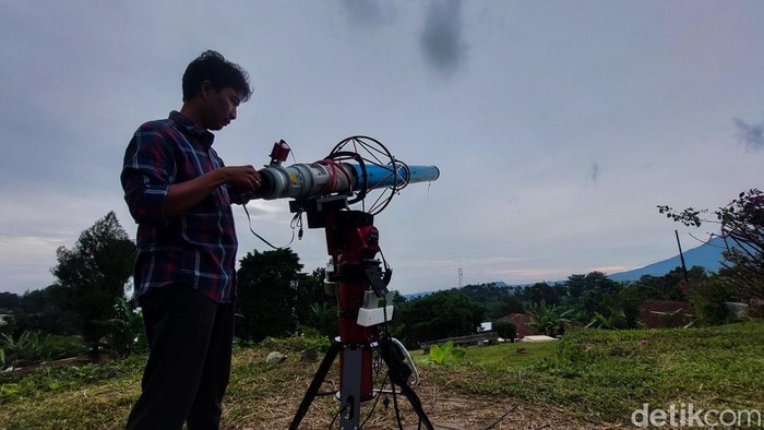 Astronom mengamati hilal dari Observatorium Bosscha Lembang