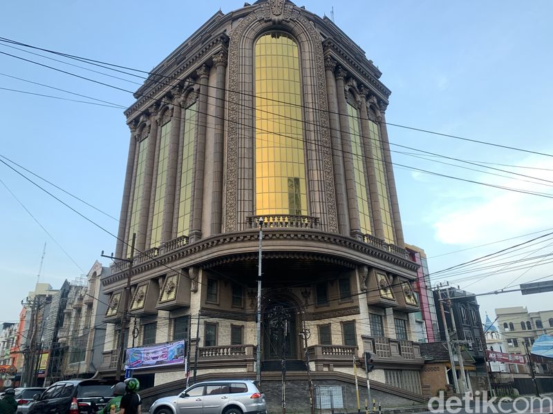 Bangunan megah bergaya Eropa klasik di Jalan S Parman Medan sudah belasan tahun tak berpenghuni. (Kartika Sari/detikcom)