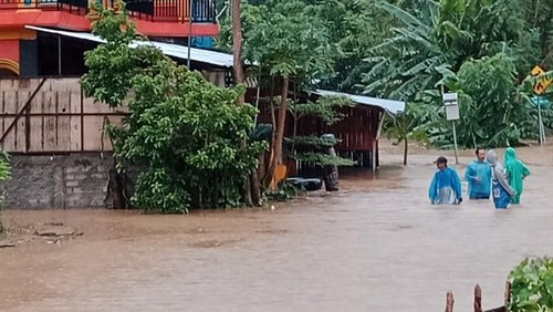 Banjir di kawasan di depan Terminal Gadong, Desa Salama, Kecamatan Reok, Kabupaten Manggarai, NTT, Minggu (10/3/2024) sore. (Istimewa)