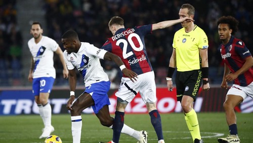 Soccer Football - Serie A - Bologna v Inter Milan - Stadio Renato DallAra, Bologna, Italy - March 9, 2024  Inter Milans Marcus Thuram in action with Bolognas Michel Aebischer REUTERS/Alessandro Garofalo