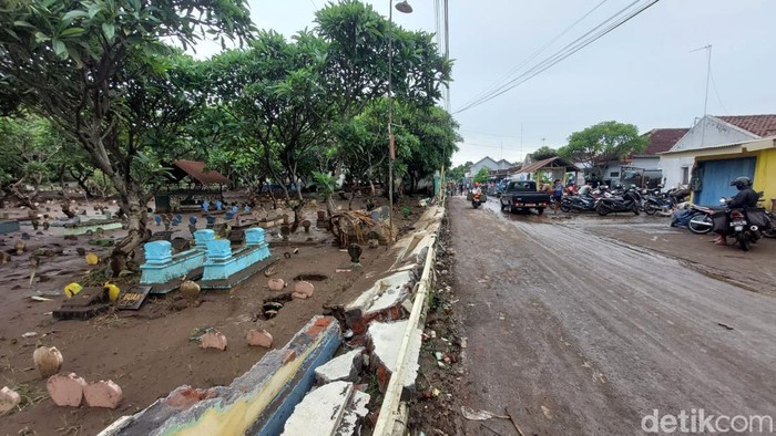 Dampak banjir di Probolinggo. Tanggul hingga tembok makam jebol. Dinding rumah warga rusak.