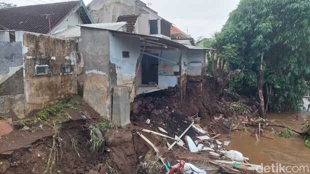 Dampak banjir di Probolinggo. Tanggul hingga tembok makam jebol. Dinding rumah warga rusak.