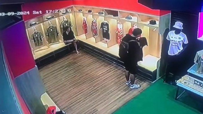 Dugaan pencurian jersey di Persis Store Manahan, Kota Solo.
