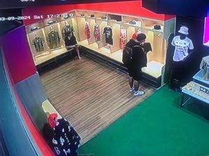 Terekam CCTV! Maling Jersei di Persis Store Manahan