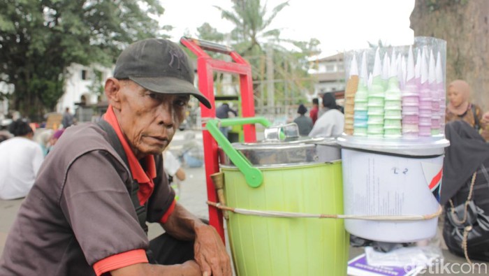 Eman, penjual es krim keliling di kawasan Gedung Sate, Bandung. (Foto: David Kristian Irawan / detikJabar)