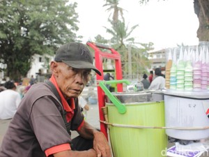 Kisah Hidup Eman Tak Semanis Es Krim yang Dijualnya