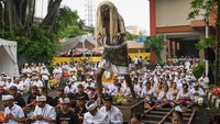 Upacara yang merupakan prosesi sehari sebelum Hari Raya Nyepi tersebut memiliki makna bagi umat Hindu untuk mengusir keburukan dari lingkungan sekitar. ANTARA FOTO/Aditya Pradana Putra