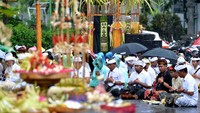 Ritual tersebut dilakukan untuk menciptakan keharmonisan dan membersihkan alam semesta serta menetralisir sifat-sifat jahat dalam rangkaian Hari Raya Nyepi Tahun Baru Saka 1946.ANTARA FOTO/Fikri Yusuf