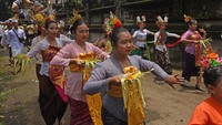 Di Banten, Tawur Agung Kesanga diramaikan dengan mengarak Ogoh-ogoh. ANTARA FOTO/Asep Fathulrahman