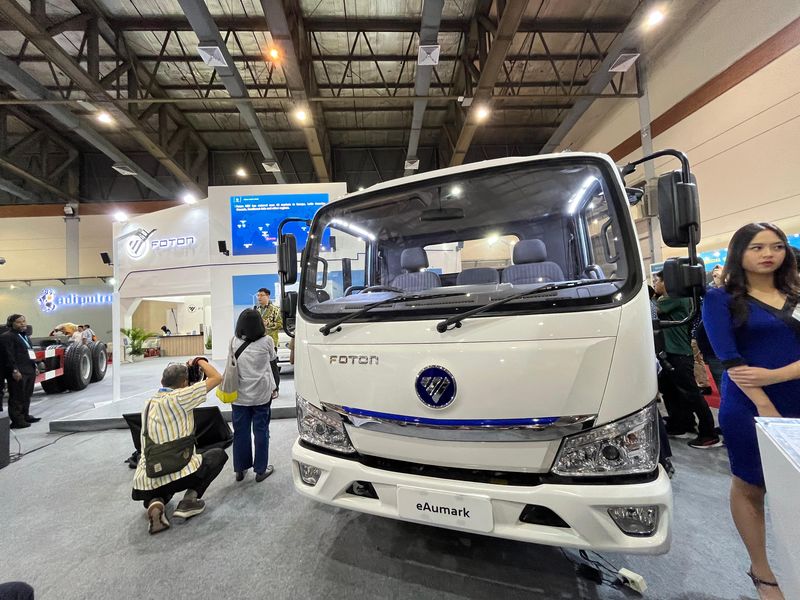 Foton memperkenalkan tiga mobil niaga berbasis listrik di GIICOMVEC 2024 Foto: Luthfi Anshori/detikOto