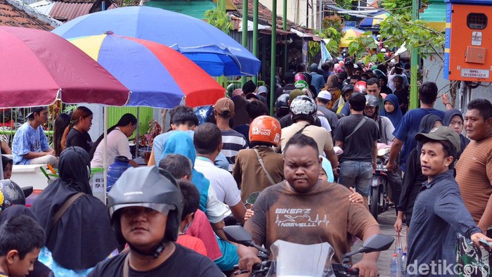 Jelang Ramadan Warga Ziarah di Makam Tembok Surabaya