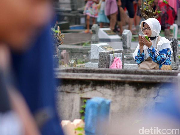 Jelang Ramadan, TPU Tembok Gede Mulai Dibanjiri Peziarah