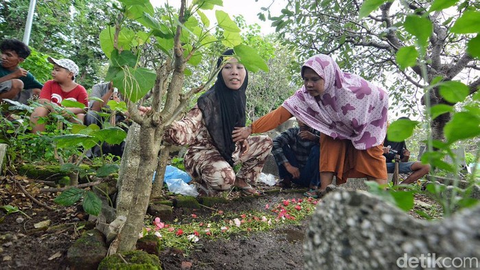 Jelang Ramadan Warga Ziarah di Makam Tembok Surabaya