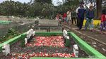 Jelang Ramadan, TPU Tembok Gede Mulai Dibanjiri Peziarah