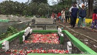 Sejumlah peziarah saat melintasi TPU Tembok Gede.