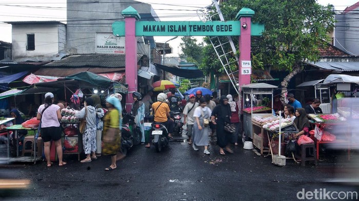 Jelang Ramadan Warga Ziarah di Makam Tembok Surabaya Jelang Ramadan Warga Ziarah di Makam Tembok Surabaya