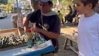 Di keterangan unggahan, Jedar kerap menjelaskan jajanan apa yang dibeli sang anak. Misalnya otak-otak panggang ini yang dibungkus daun pisang. Foto: Instagram inijedar