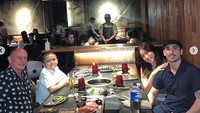 El Barack pun senang diajak makan steak oleh ayah dan ibunya. Ia melempar senyum manis sebelum menikmati makanan. Foto: Instagram inijedar
