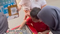 Jedar juga senang menemani El Barack jajan. Seperti ketika mereka beli es krim yang dijual keliling ini. Foto: Instagram inijedar