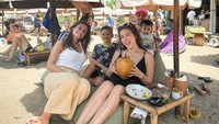 “Bali beach”, tulis Jedar di unggahan foto. Sesekali ia mengunggah potret kulineran bareng keluarga. Foto: Instagram inijedar