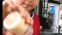 Jedar juga bangga karena sang anak kini bisa bikin menu sarapan sendiri. Ia membuat scrambled egg yang terlihat menggiurkan. Foto: Instagram inijedar