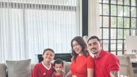 Jessica Iskandar (Jedar) kini hidup bahagia bersama sang suami, Vincent Verhaag dan dua anaknya. Begini potret kekompakan mereka yang diambil saat momen Imlek. Foto: Instagram inijedar