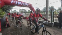 KAI Commuter, bersama komunitas Bike to Work bersepeda sebelum melakukan  proses pembangunan fasilitas parkiran sepeda gratis bagi pengguna jasa commuterline di Stasiun Rawa Buaya, Jakarta Barat, Minggu (10/3/24).