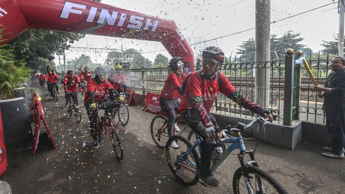 KAI Commuter Tambang Fasilitas Shelter Bike KAI Commuter Tambah Fasilitas Shelter Bike .
..
...
dari kiri VP Service Facilities KAI Commuter, Satar Sitindaon, Direktur Operation and Commercial KAI Commuter, Broer Rizal, Ketua Komunitas Bike to Work Fahmi Saimima dan Kepala Stasiun Rawa Buaya Dani peletakan batu pertama sebagai proses pembangunan fasilitas parkiran sepeda gratis bagi pengguna jasa commuterline di Stasiun Rawa Buaya, Jakarta Barat, Minggu (10/3/24). KAI Commuter menghadirkan inovasi layanan untuk pengguna Commuterline yakni “Commuter Shelter Bike” merupakan pembaharuan fasilitas parkir sepeda gratis dengan desain sporty dan gerakan kampanye GreenCommuter yaitu gerakan ramah lingkungan KAI Commuter menyediakan fasilitas Water Station dispenser air minum untuk kebutuhan pengguna di area stasiun dalam mendukung program Environmental, social, and corporate governance (ESG).
FOTO : DWI PAMBUDO/RAKYAT MERDEKA