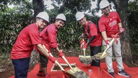 VP Service Facilities KAI Commuter, Satar Sitindaon, Direktur Operation and Commercial KAI Commuter, Broer Rizal, Ketua Komunitas Bike to Work Fahmi Saimima, dan Kepala Stasiun Rawa Buaya Dani peletakan batu pertama sebagai proses pembangunan fasilitas parkiran sepeda gratis bagi pengguna jasa commuterline di Stasiun Rawa Buaya, Jakarta Barat, Minggu (10/3/24).