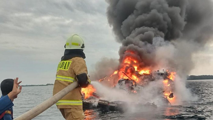 Satu unit kapal pesiar di perairan Kepulauan Seribu, Jakarta, terbakar, Minggu (10/3/2024). Pemadam kebakaran (damkar) dikerahkan ke lokasi untuk memadamkan api.
