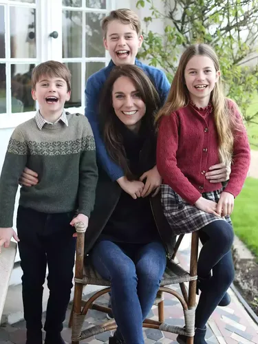 Kate Middleton bersama tiga anaknya usai operasi perut Kate Middleton bersama tiga anaknya usai operasi perut