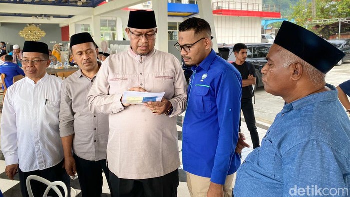 Kepala Kemenag Maluku H Yamin Sedang berbincang dengan petugas BMKG Stasiun Geofisika Ambon saat pemantauan hilal.